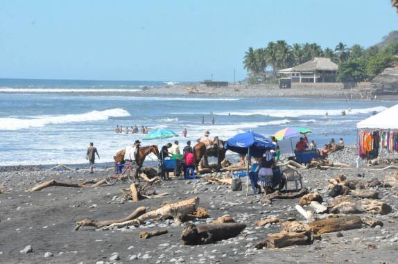 Domingão, praia cheia em El Tunco, litoral de El Salvador
